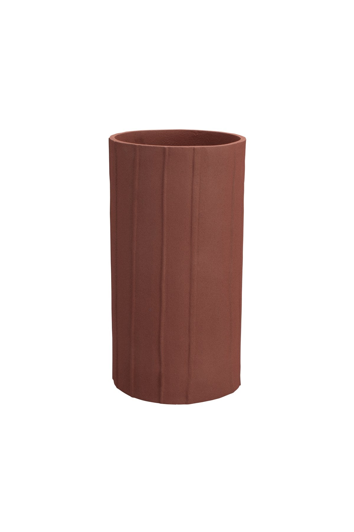 Rote Vase Rander Terra von Dutchbone aus mattem, pulverbeschichtetem Aluminium mit dem Aussehen einer Terrakottavase, schlichte runde Form.