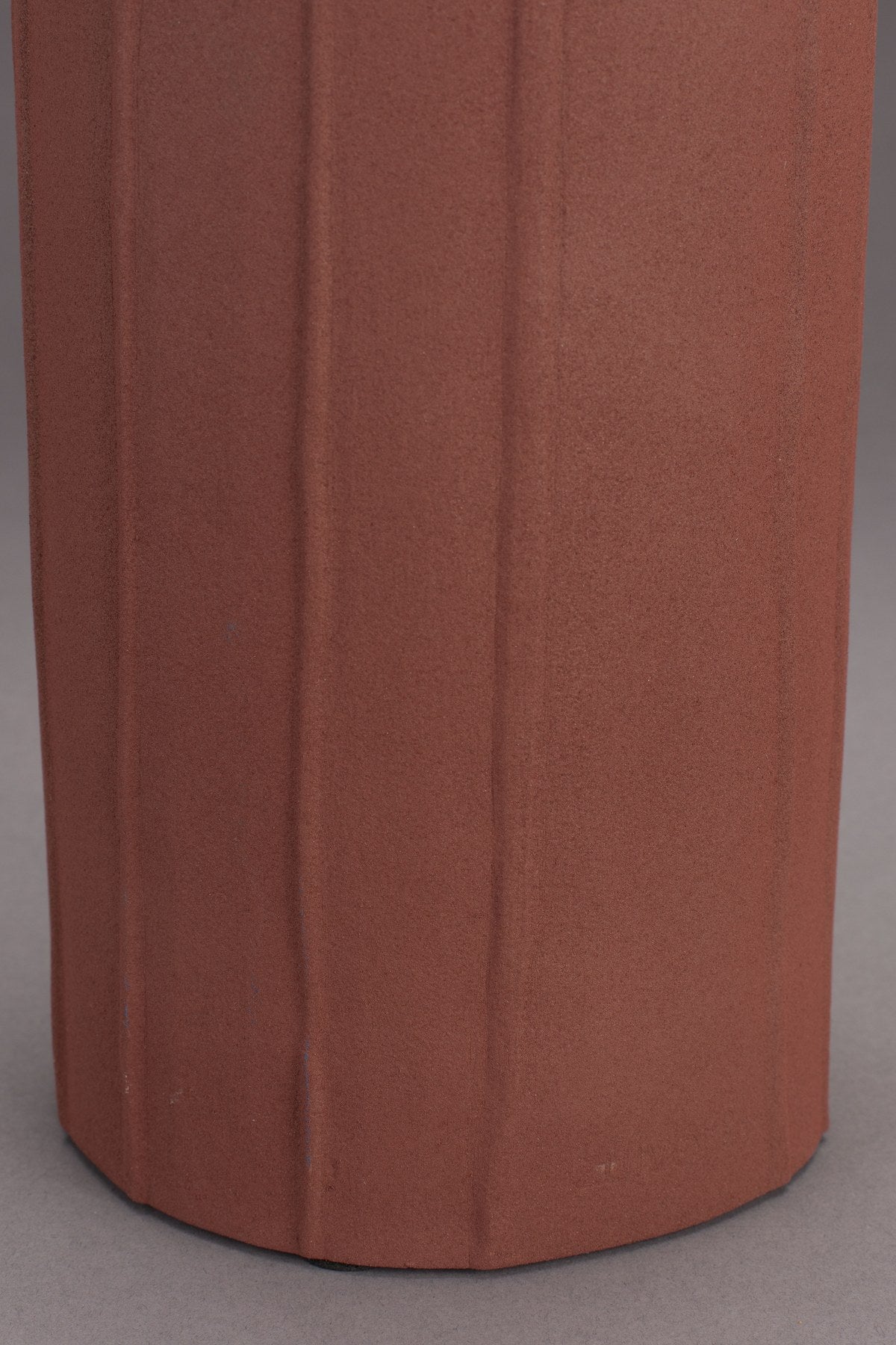 Rote Vase Rander Terra von Dutchbone aus mattem, pulverbeschichtetem Aluminium mit dem Aussehen einer Terrakottavase, schlichte runde Form.