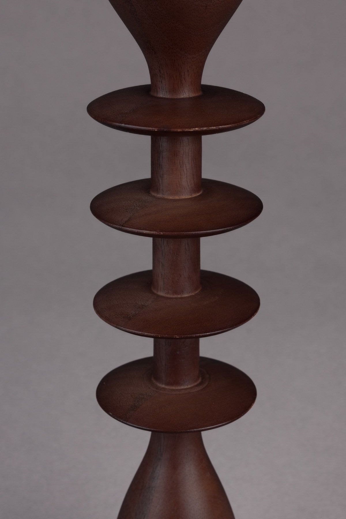 Brauner Kerzenständer Pernilla aus Mangoholz mit organischer Form