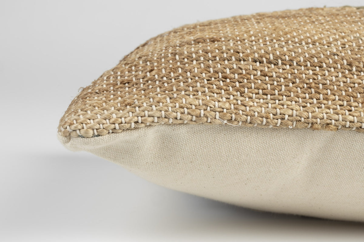 Beiges Dekokissen Cushion Pavilion 60x30 Natural von Dutchbone mit organischer Form, Bezug aus Baumwolle, Jute und Wolle, handgefertigt.