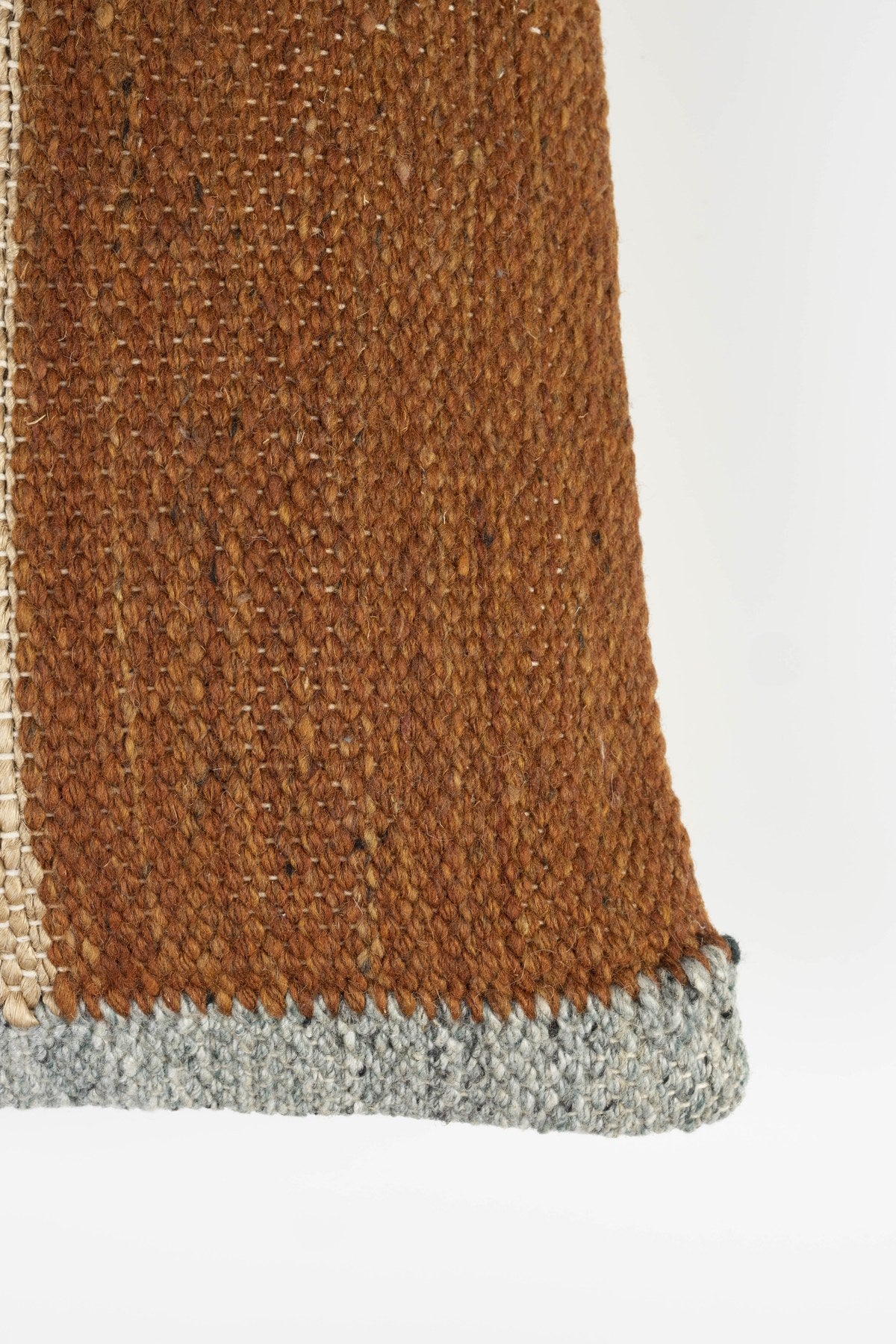 Beiges Dekokissen Cushion Pavilion 60x30 Natural von Dutchbone mit organischer Form, Bezug aus Baumwolle, Jute und Wolle, handgefertigt.