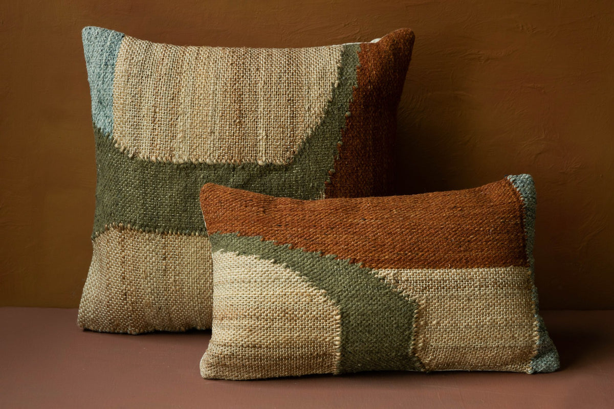 Beiges Dekokissen Cushion Pavilion 60x30 Natural von Dutchbone mit organischer Form, Bezug aus Baumwolle, Jute und Wolle, handgefertigt.