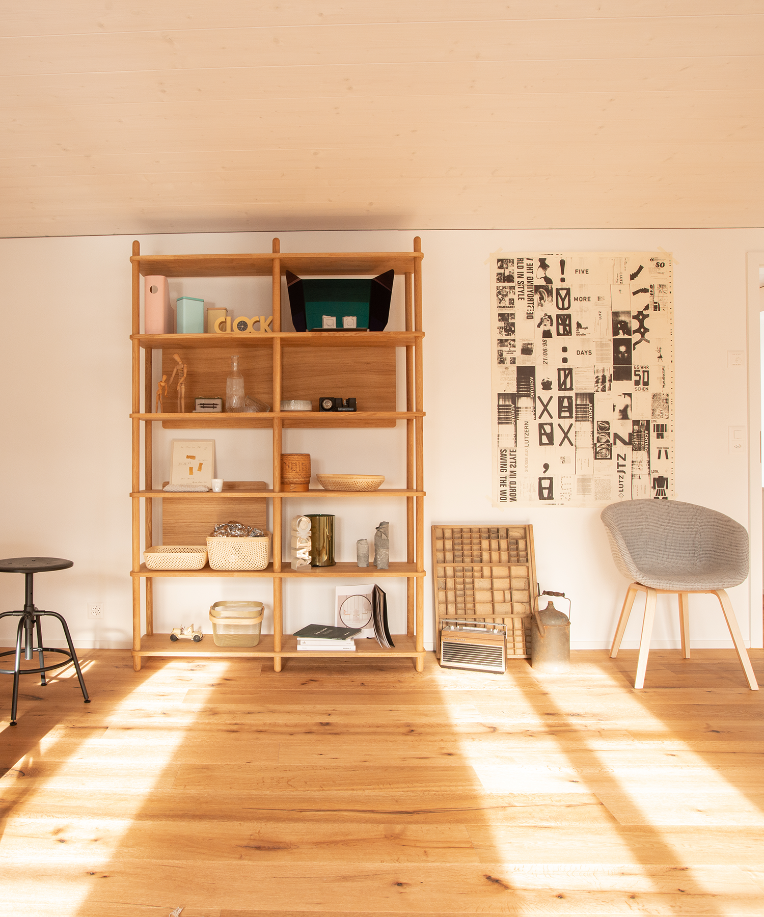 Atelier mit Regal und warmen Tönen