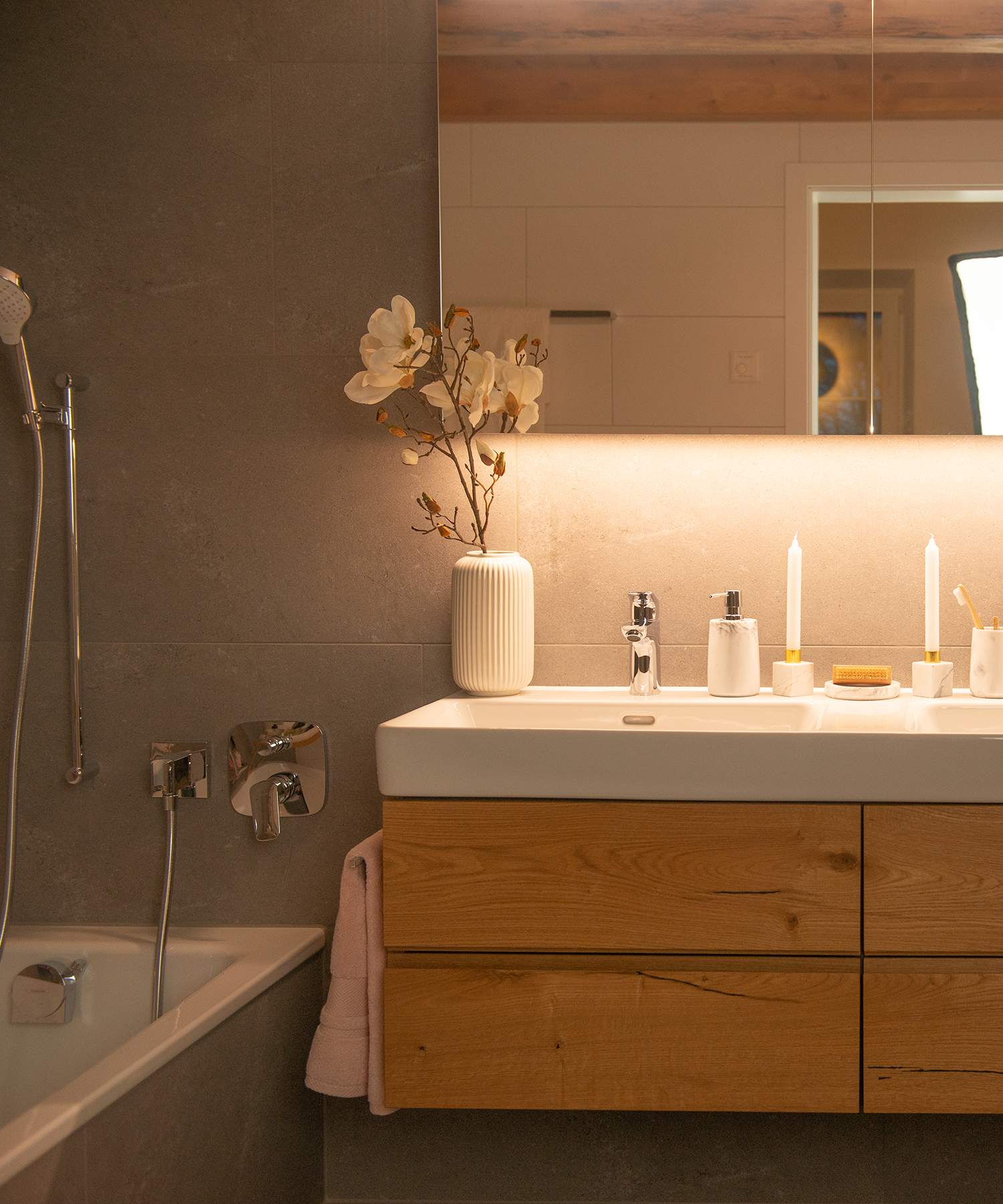 Badezimmer mit viel Naturmaterialien und angenehmer Beleuchtung