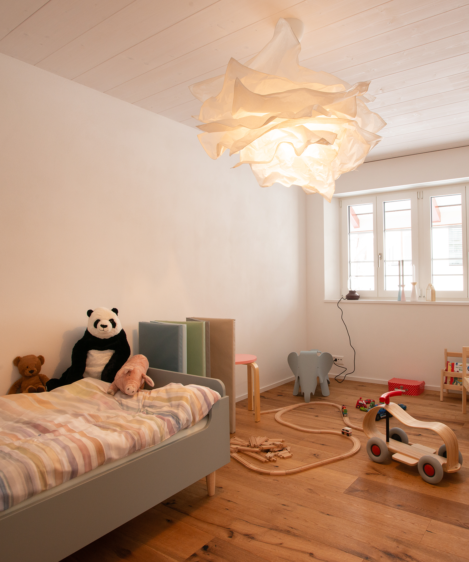 Kinderzimmer spielerisch eingerichtet