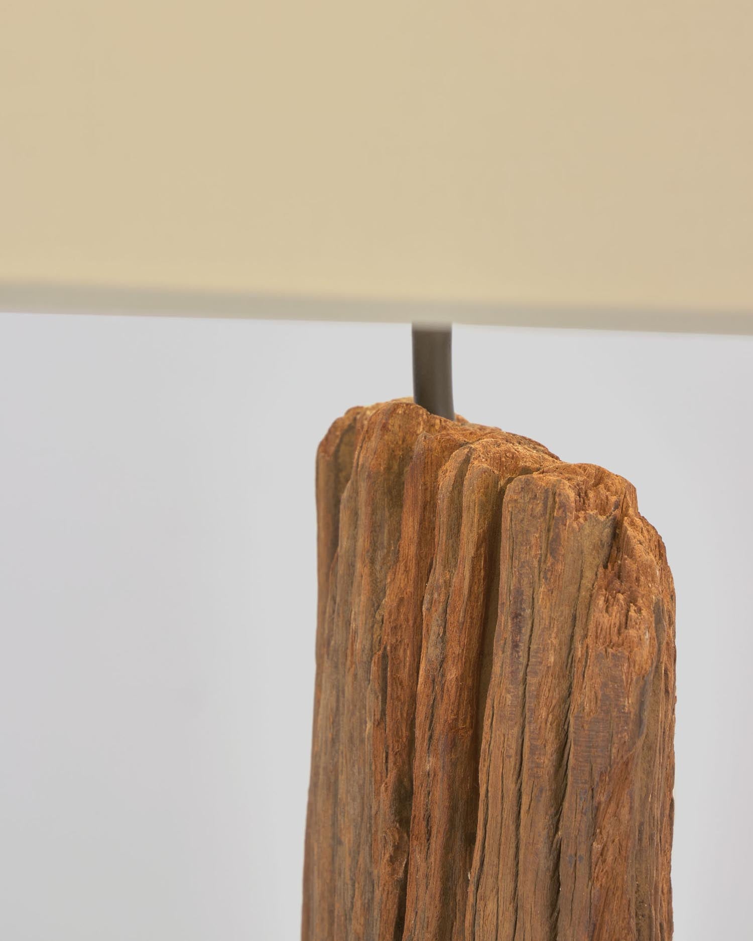 Die Powell Stehlampe von Kave Home kombiniert stilvolles Design mit recyceltem Tropenholz und sorgt für eine warme, nachhaltige Beleuchtung.