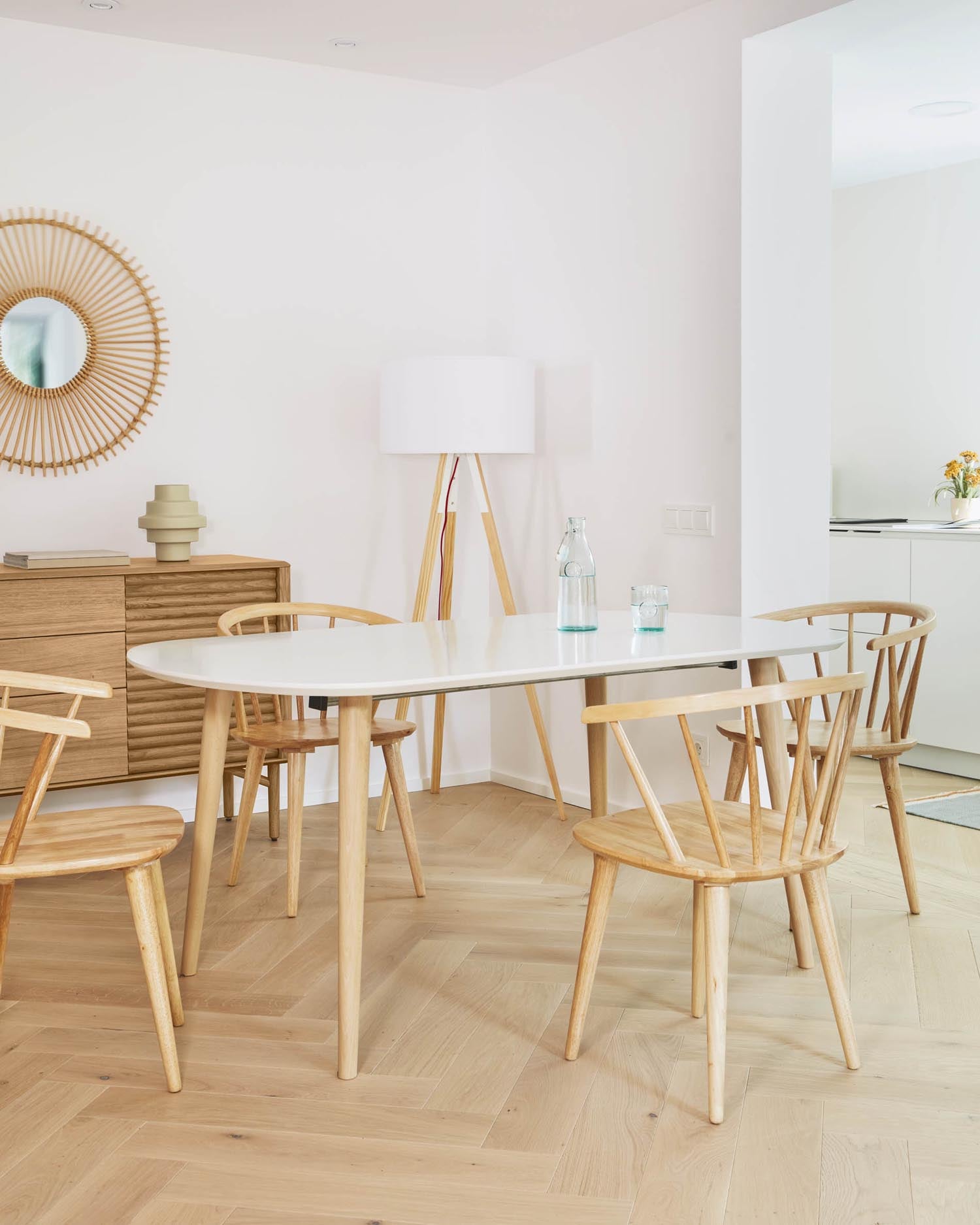Oqui Ausziehtisch von Kave Home: Moderner Esstisch aus weißem MDF und stabilen Buchenbeinen, erweiterbar von 160 auf 260 cm. Ideal für jedes Esszimmer.