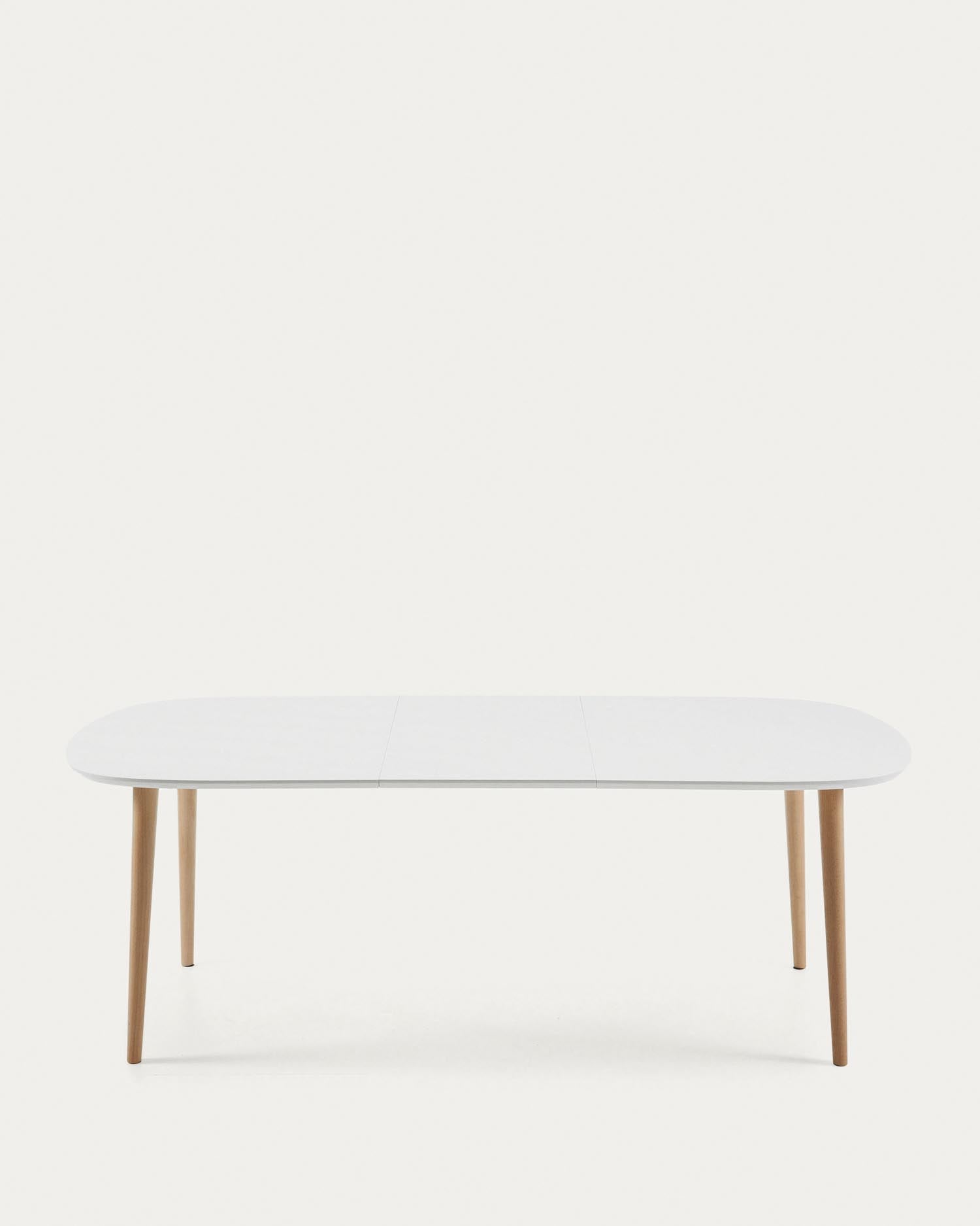 Moderner Oqui Ausziehtisch mit weisser MDF-Platte und massiven Buchenholzbeinen, erweiterbar von 160 auf 260 cm.