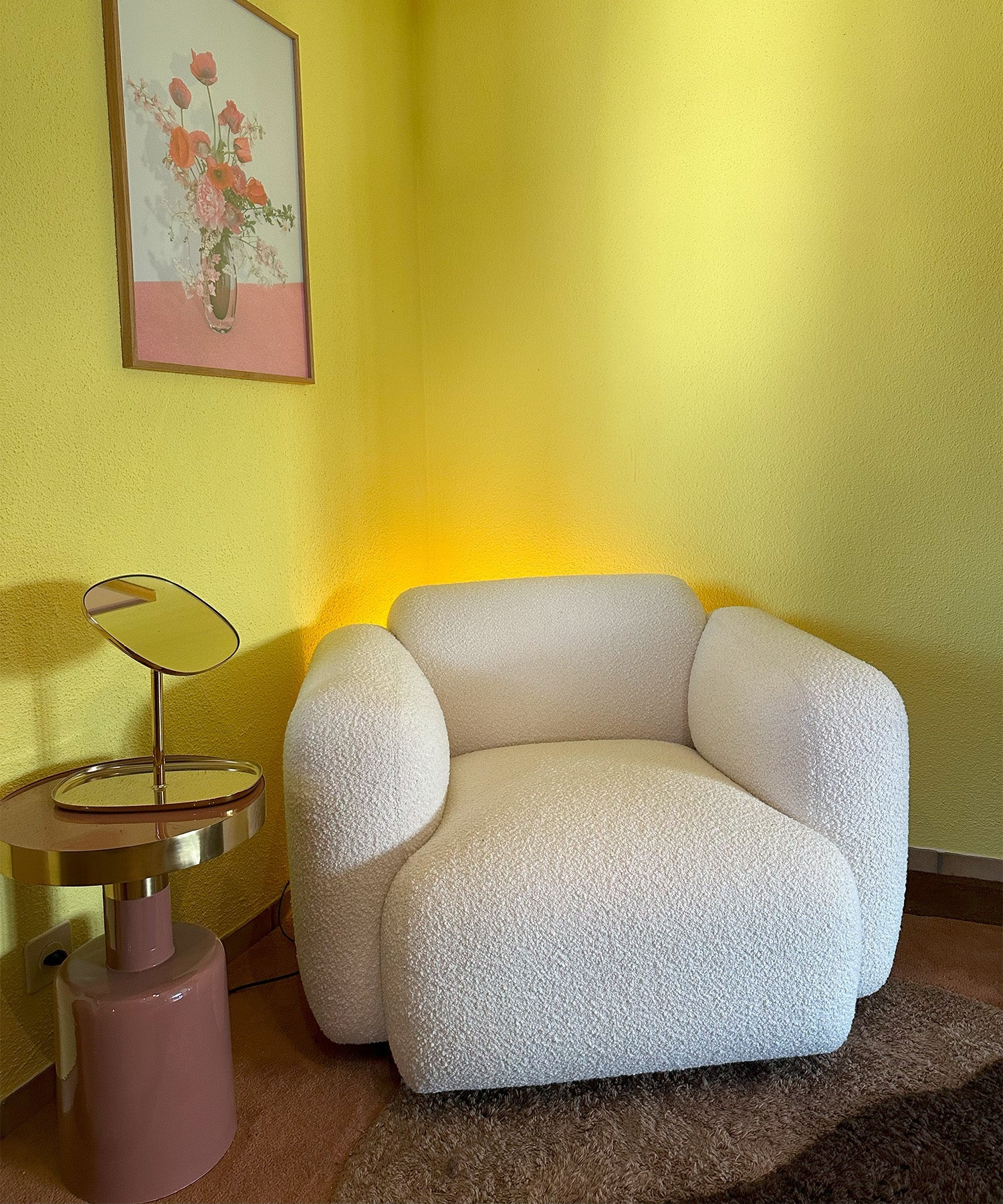 Gelber Swell Armlehnstuhl mit gepolstertem Sitz und Rückenlehne, ausgestellt vor neutralem Hintergrund.