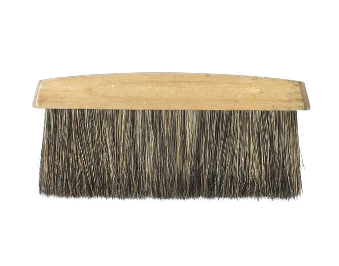 Graue Staubbürste von EBNAT mit naturlackiertem Holzgriff, Masse 170x21 mm, Borsten aus grauem Material für die Reinigung.