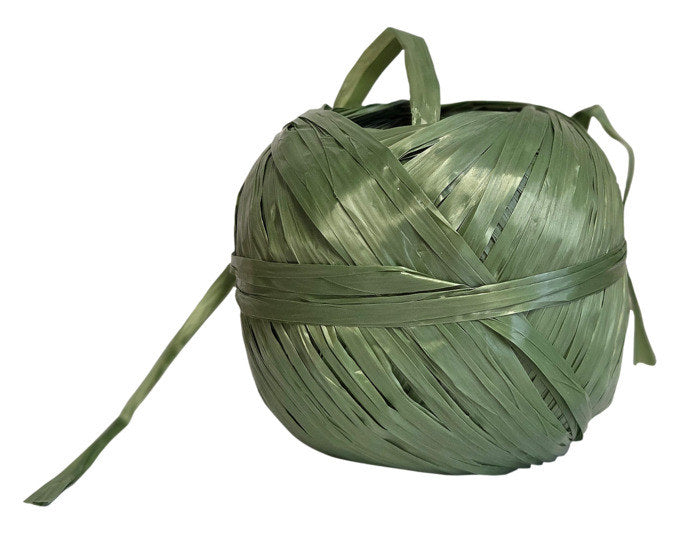 MEISTER Bindebast Raffia 120 m grün in Grün präsentiert im Onlineshop von KAQTU Design AG. Pflanzenstäbe und Schnüre ist von MEISTER