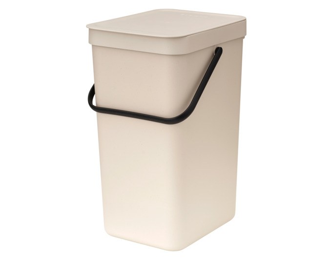 Beiger BRABANTIA Kunststoff-Abfallbehälter Sort&Go mit Deckel, Tragegriff und Bodengriff, kompakte rechteckige Form, 16 Liter Volumen.