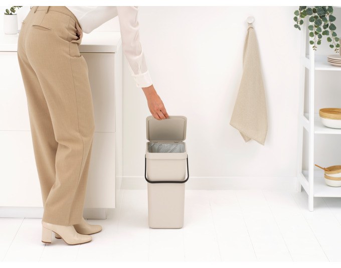 Beiger BRABANTIA Kunststoff-Abfallbehälter Sort&Go mit Deckel, Tragegriff und Bodengriff, kompakte rechteckige Form, 16 Liter Volumen.