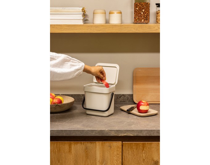 BRABANTIA Abfallbehälter Sort&Go in soft beige und weiss, kompakter Kunststoff-Mülleimer mit aufklappbarem Deckel, 3 Liter Volumen, für die Küche.