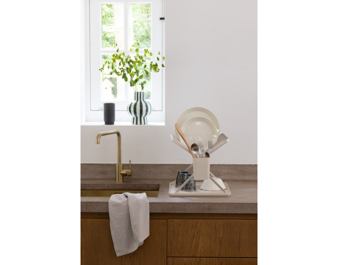 Faltbarer Abtropfständer von BRABANTIA in Soft Beige aus rostfreiem Aluminium mit abnehmbarem Besteckkorb und geschlossener Abtropfschale.