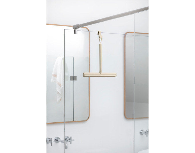 BRABANTIA Duschwischer mit Haken ReNew soft beige in Soft beige, Weiss präsentiert im Onlineshop von KAQTU Design AG. Duschaccessoires ist von BRABANTIA