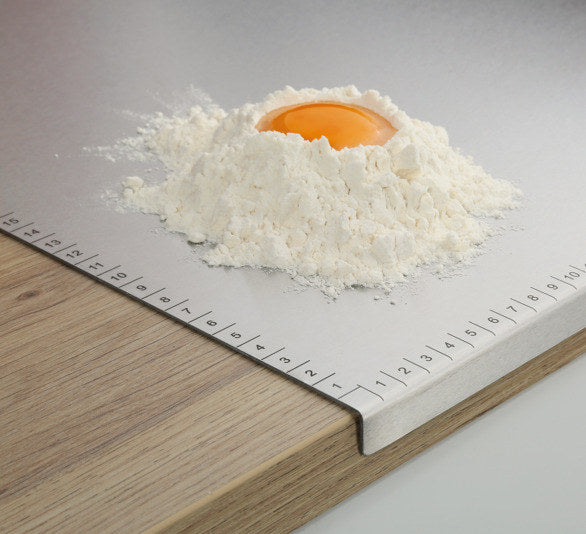 ZASSENHAUS Arbeitsbrett mit Anschlagkante Inox 50x40 cm in Silber präsentiert im Onlineshop von KAQTU Design AG. Schneidbrett ist von ZASSENHAUS