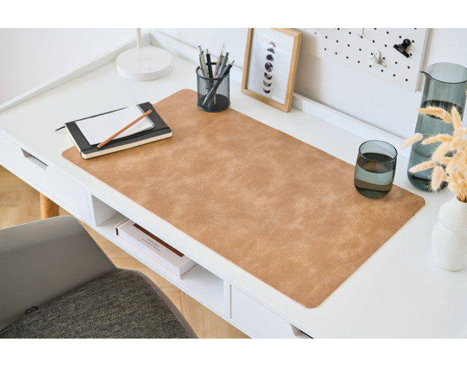 ZELLER Schreibtischunterlage hellbraun 70x40 cm in Hellbraun, Braun präsentiert im Onlineshop von KAQTU Design AG. Bürozubehör ist von ZELLER PRESENT
