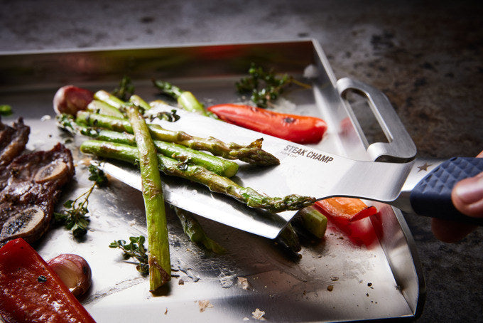 STEAK CHAMP Spatula und Wender Flip & Cut mit Kochmesser-Schneide in präsentiert im Onlineshop von KAQTU Design AG. Kochmesser ist von STEAK CHAMP