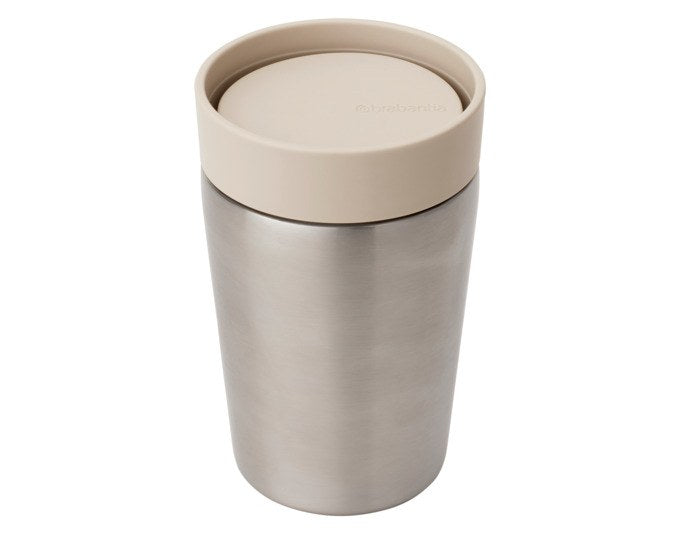Isolierbecher BRABANTIA Make & Take in soft beige aus Edelstahl, zylindrische Form mit Gürtelclip und kleiner Trinköffnung, 0.2 l Fassungsvermögen.