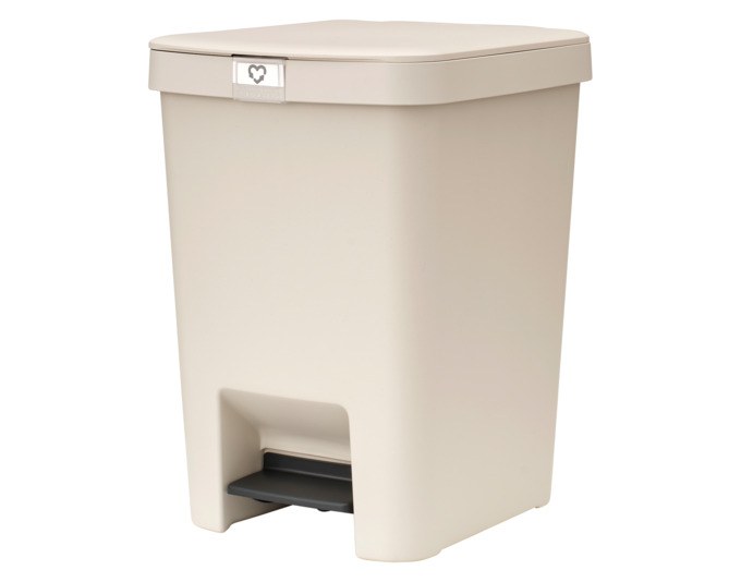Beiger Treteimer BRABANTIA StepUp mit 25 Litern Fassungsvermögen, vertikalem Design, stabilen Standfüssen und Soft-Closing-Deckel aus recyceltem Kunststoff.