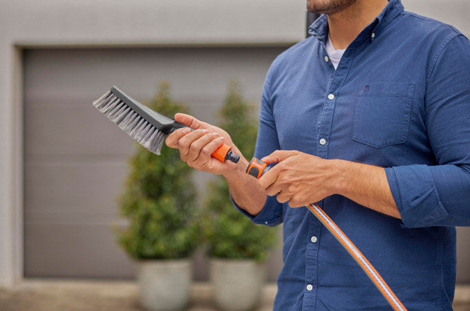 GARDENA Cleansystem Handbürste M soft in Schwarz, Orange präsentiert im Onlineshop von KAQTU Design AG. Bewässerung ist von GARDENA
