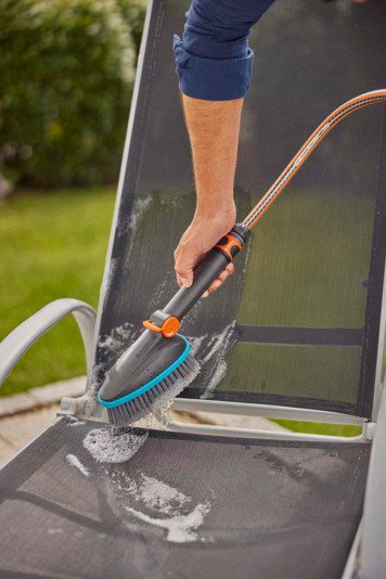 GARDENA Cleansystem Handbürste M soft flex in Schwarz, Türkis, Blau, Orange präsentiert im Onlineshop von KAQTU Design AG. Bewässerung ist von GARDENA