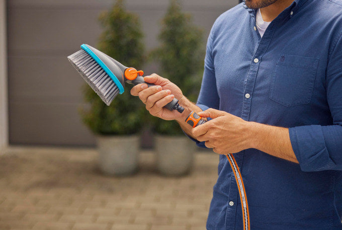 GARDENA Cleansystem Handbürste M soft flex in Schwarz, Türkis, Blau, Orange präsentiert im Onlineshop von KAQTU Design AG. Bewässerung ist von GARDENA