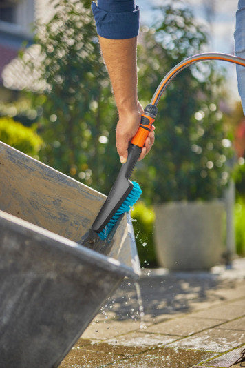 GARDENA Cleansystem Handbürste S hard in Schwarz, Türkis, Blau, Orange präsentiert im Onlineshop von KAQTU Design AG. Bewässerung ist von GARDENA
