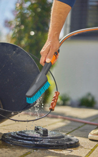GARDENA Cleansystem Handbürste S hard in Schwarz, Türkis, Blau, Orange präsentiert im Onlineshop von KAQTU Design AG. Bewässerung ist von GARDENA