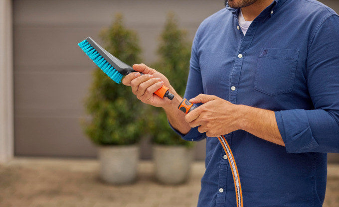GARDENA Cleansystem Handbürste S hard in Schwarz, Türkis, Blau, Orange präsentiert im Onlineshop von KAQTU Design AG. Bewässerung ist von GARDENA