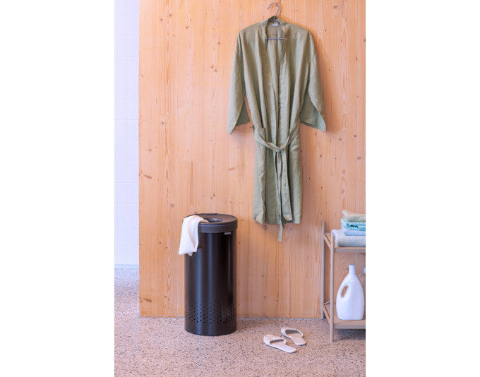 BRABANTIA Wäschebox mit Deckel matt black 35 l in Matt black, Schwarz präsentiert im Onlineshop von KAQTU Design AG. Wäschekorb ist von BRABANTIA