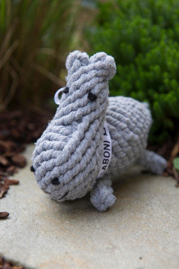 LABONI Spielzeug Nina Nilpferd Baumwolle 23x15x8 cm in Grau präsentiert im Onlineshop von KAQTU Design AG. Hundebedarf ist von LABONI