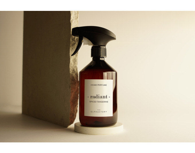 THE OLPHACTORY Raumspray Santal 500 ml in Braun präsentiert im Onlineshop von KAQTU Design AG. Duftöl ist von THE OLPHACTORY