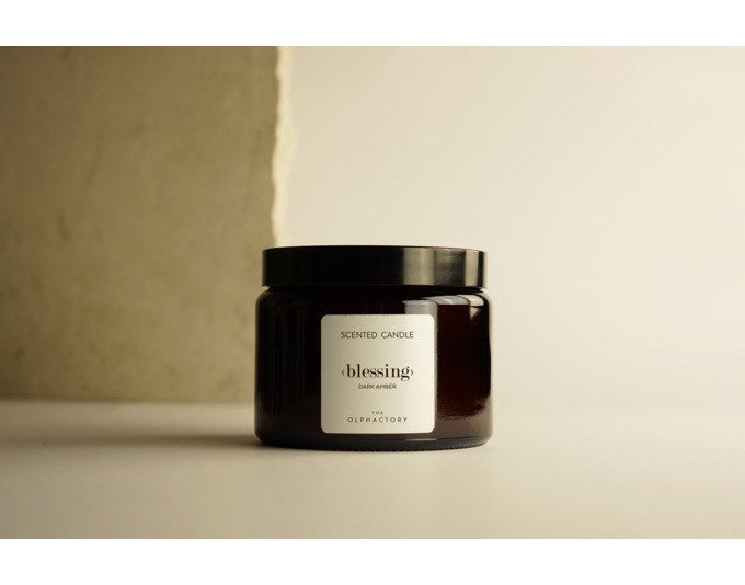 THE OLPHACTORY Duftkerze L Dark Amber 360 g 60 h in Braun präsentiert im Onlineshop von KAQTU Design AG. Duftkerze ist von THE OLPHACTORY