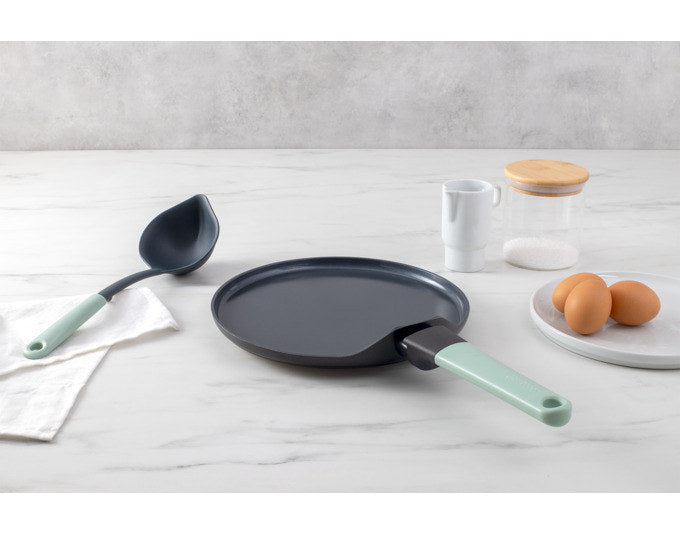 BRABANTIA Pancakepfanne Tasty+ Recycled ø 25 cm in Schwarz, Jade green, Grün präsentiert im Onlineshop von KAQTU Design AG. Crepepfanne ist von BRABANTIA