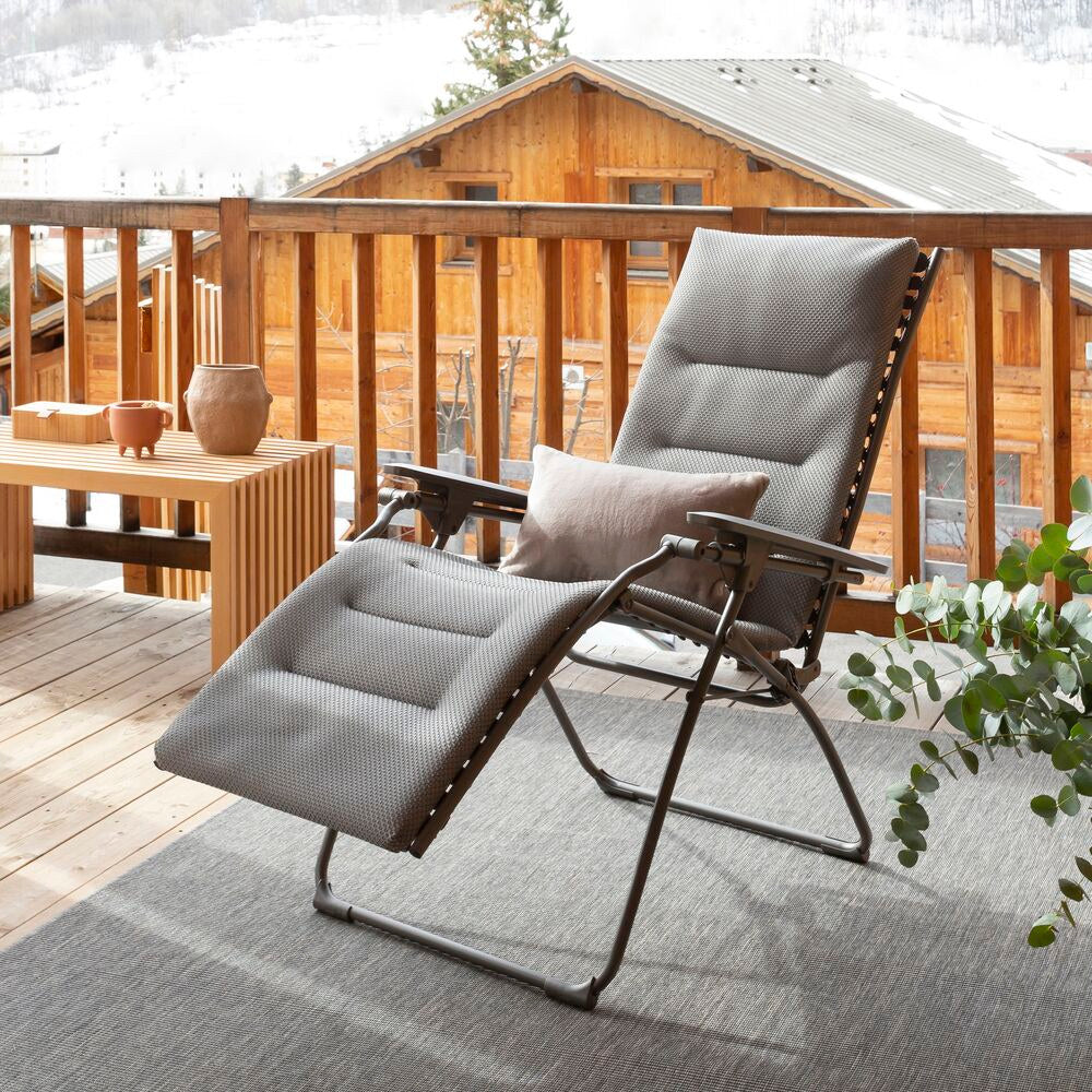 LAFUMA Relaxsessel Relax 1003 mit Stahlrohrgestell in Titane, dreilagiger BeComfort-Polsterung in Silver/Grau und Armlehnen aus Kunstharz in Anthrazit.