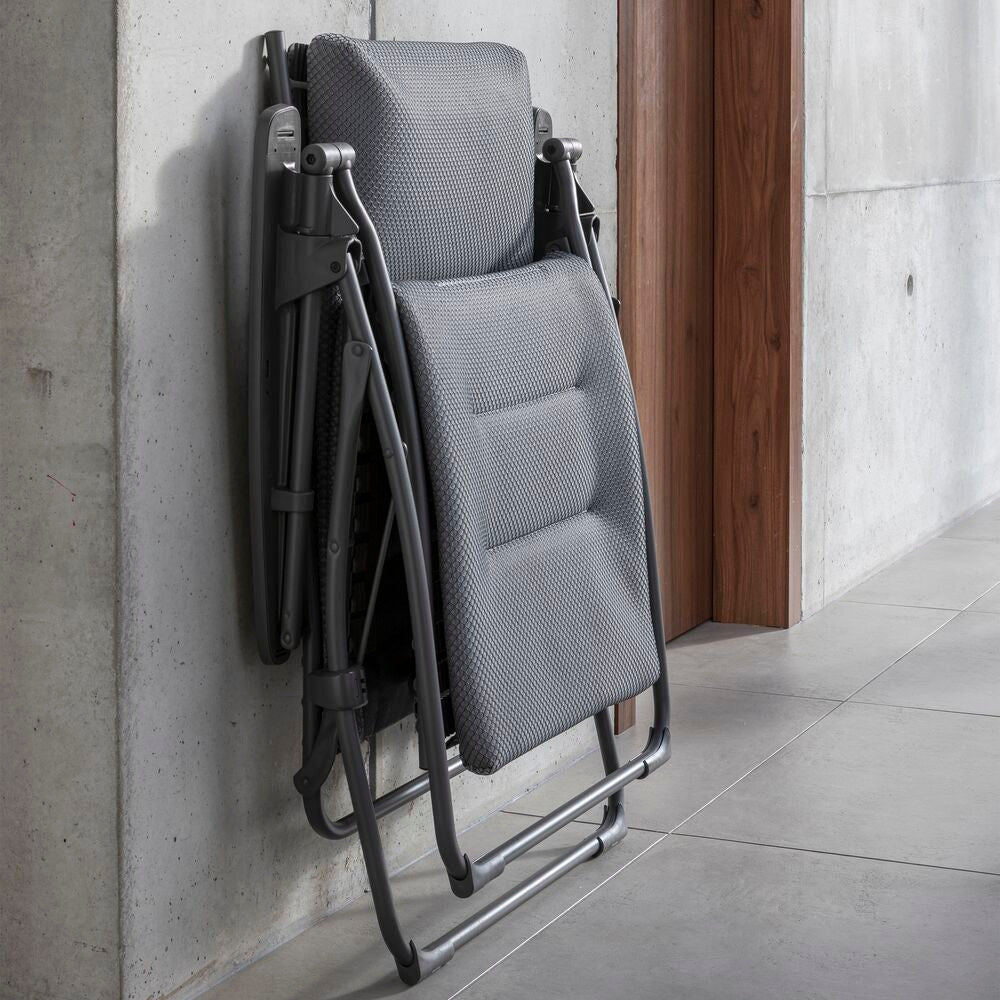 LAFUMA Relaxsessel Relax 1003 mit Stahlrohrgestell in Titane, dreilagiger BeComfort-Polsterung in Silver/Grau und Armlehnen aus Kunstharz in Anthrazit.