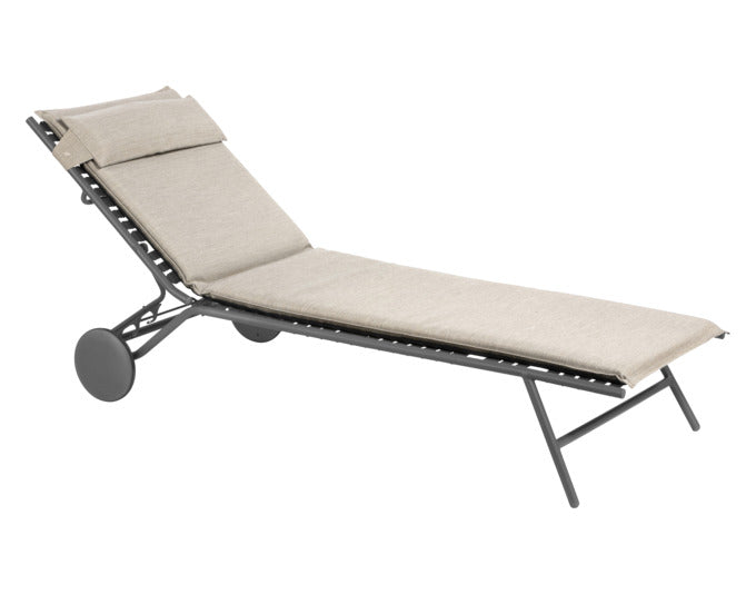 LAFUMA Liege Bayanne II Hedona latte in präsentiert im Onlineshop von KAQTU Design AG. Liegestuhl ist von LAFUMA