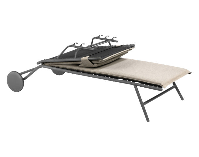 LAFUMA Liege Bayanne II Hedona latte in präsentiert im Onlineshop von KAQTU Design AG. Liegestuhl ist von LAFUMA