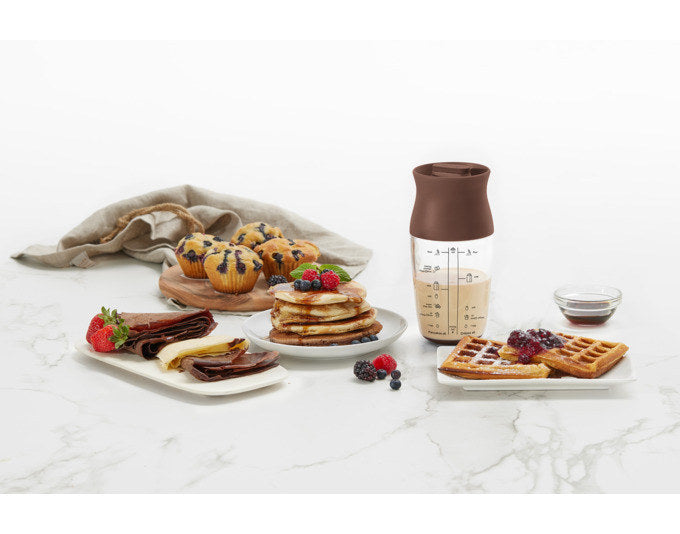 LÉKUÉ Pancake-Crêpes Shaker 0.7 l in Transparent, Braun präsentiert im Onlineshop von KAQTU Design AG. Schüttelbecher ist von LEKUE