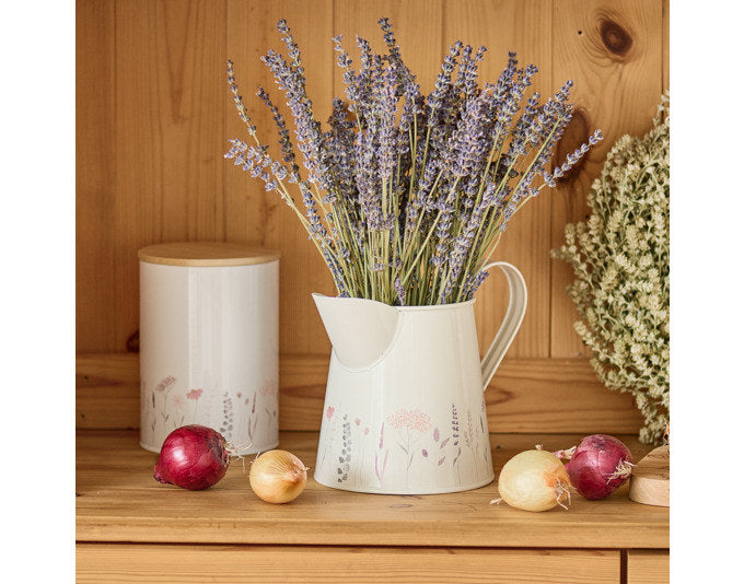 ZELLER Krug Flowers 1500 ml Metall ø 10.5x14 cm in Weiss präsentiert im Onlineshop von KAQTU Design AG. Wasserkrüge ist von ZELLER PRESENT