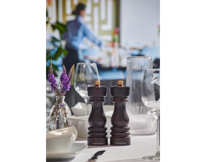 COLE&MASON Pfeffer-/Salzmühlen Set London Buche dunkel 18x5.8x5.8 cm in Chocolat, Braun präsentiert im Onlineshop von KAQTU Design AG. Salz & Pfeffer ist von COLE & MASON
