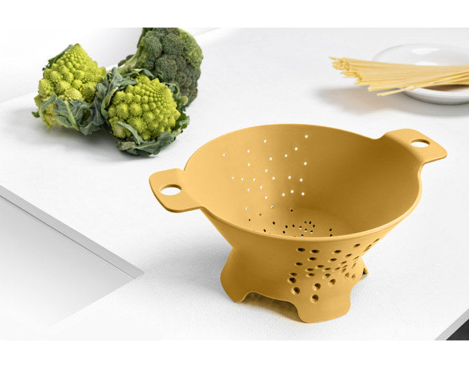 BLIM PLUS Abtropfsieb Cosmo Gr. M ø 30 cm gelb in Gelb präsentiert im Onlineshop von KAQTU Design AG. Salatzubehör ist von BLIMPLUS