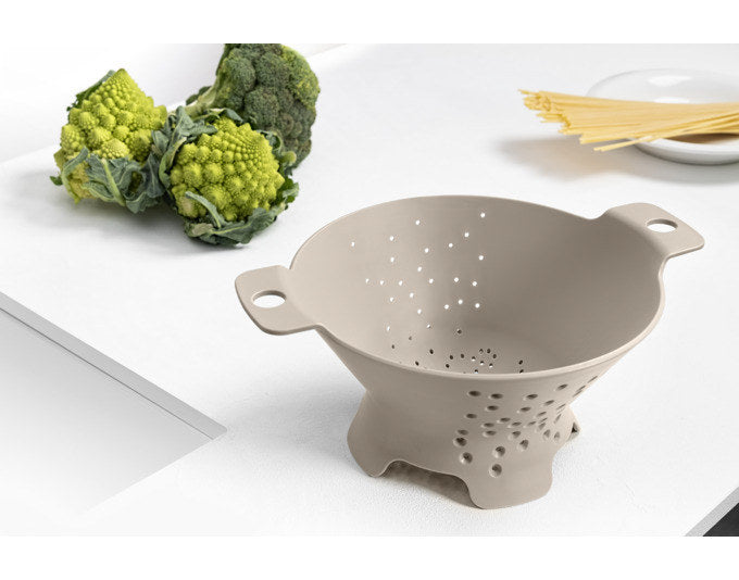 BLIM PLUS Abtropfsieb Cosmo Gr. M ø 30 cm grau in Grau präsentiert im Onlineshop von KAQTU Design AG. Salatzubehör ist von BLIMPLUS