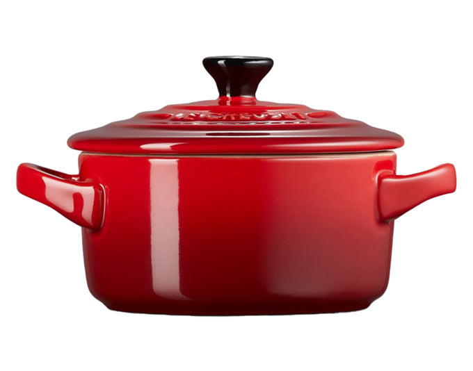 LE CREUSET Mini-Cocotte kirschrot ø 10x5 cm 0.25 l in präsentiert im Onlineshop von KAQTU Design AG. Topf ist von LE CREUSET