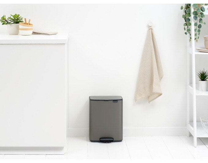 BRABANTIA Treteimer Bo platinum 12 l in Platinum, Grau präsentiert im Onlineshop von KAQTU Design AG. Treteimer ist von BRABANTIA