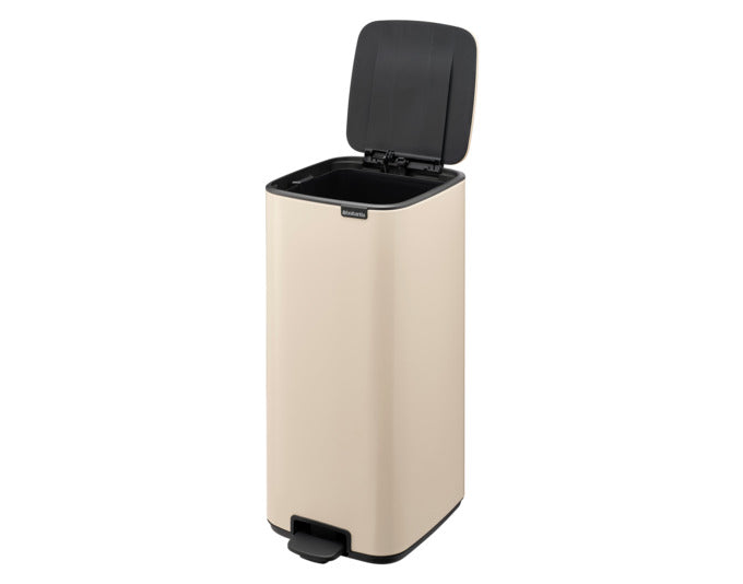 BRABANTIA Treteimer Bo soft beige 30 l in präsentiert im Onlineshop von KAQTU Design AG. Mülleimer ist von BRABANTIA