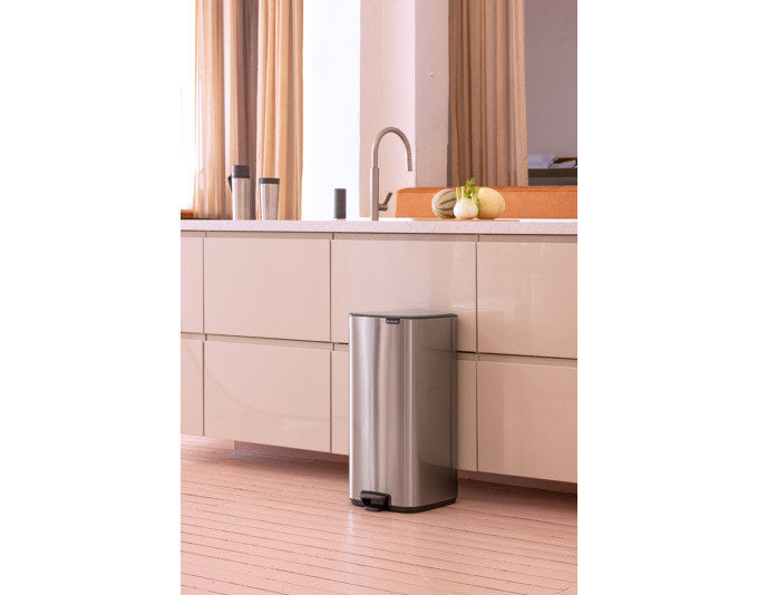 BRABANTIA Treteimer Bo matt steel FFP 30 l in Matt steel, Silber präsentiert im Onlineshop von KAQTU Design AG. Treteimer ist von BRABANTIA