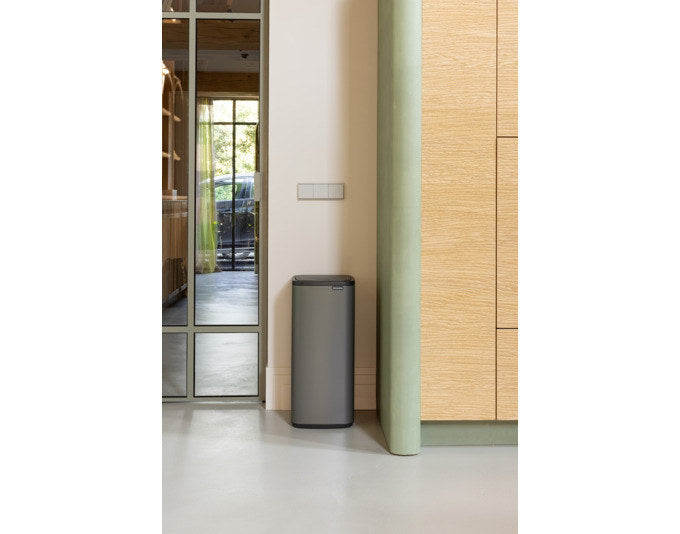 BRABANTIA Abfallbehälter Touch Bin Bo platinum 30 l in Platinum, Grau präsentiert im Onlineshop von KAQTU Design AG. Mülleimer ist von BRABANTIA